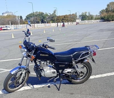 foto de las clases de manejo para motocicletas en parque roca Buenos aires